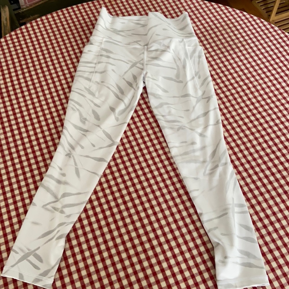 Athleta salutation stash pocket II 7/8 tight